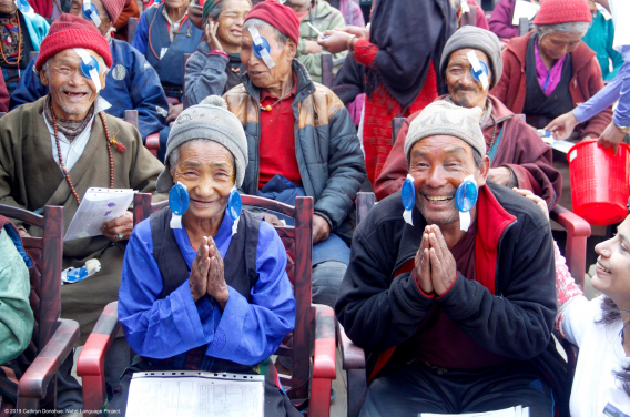 在失明多年後，兩名村民接受了雙眼白內障手術，並第一次見到光明。